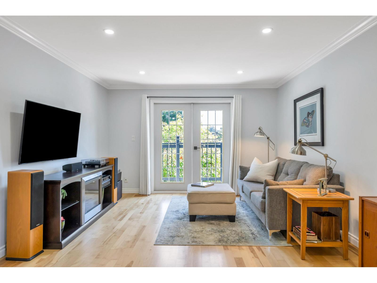 871 Kent Street Property Photo 5