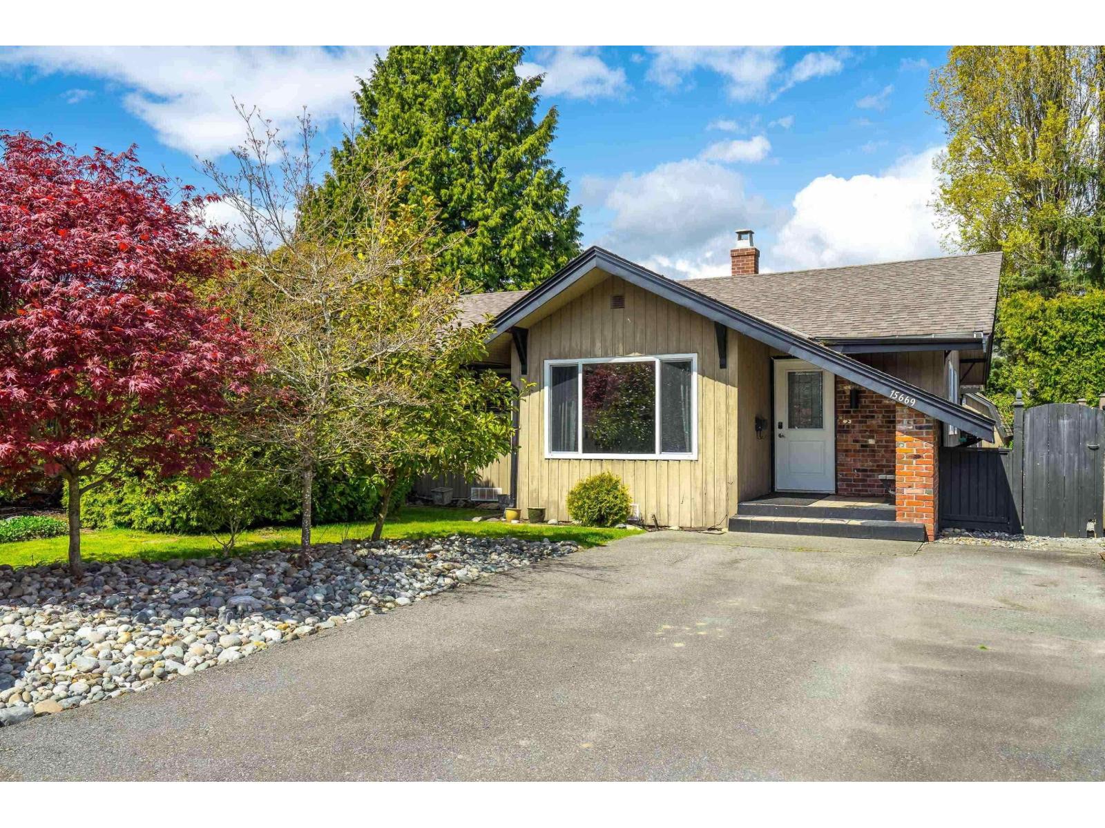 15669 20 Avenue Property Photo 1