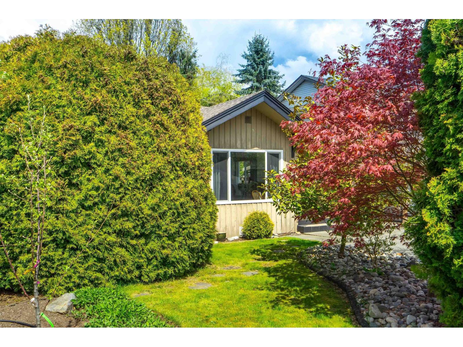 15669 20 Avenue Property Photo 2