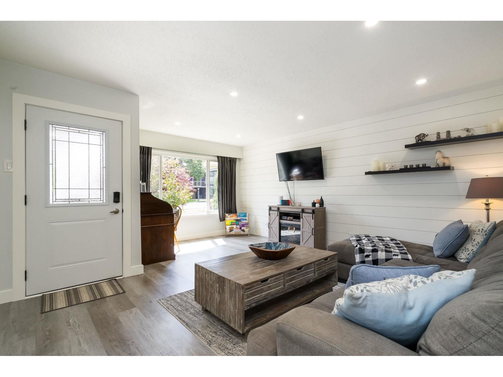 15669 20 Avenue Property Photo 3