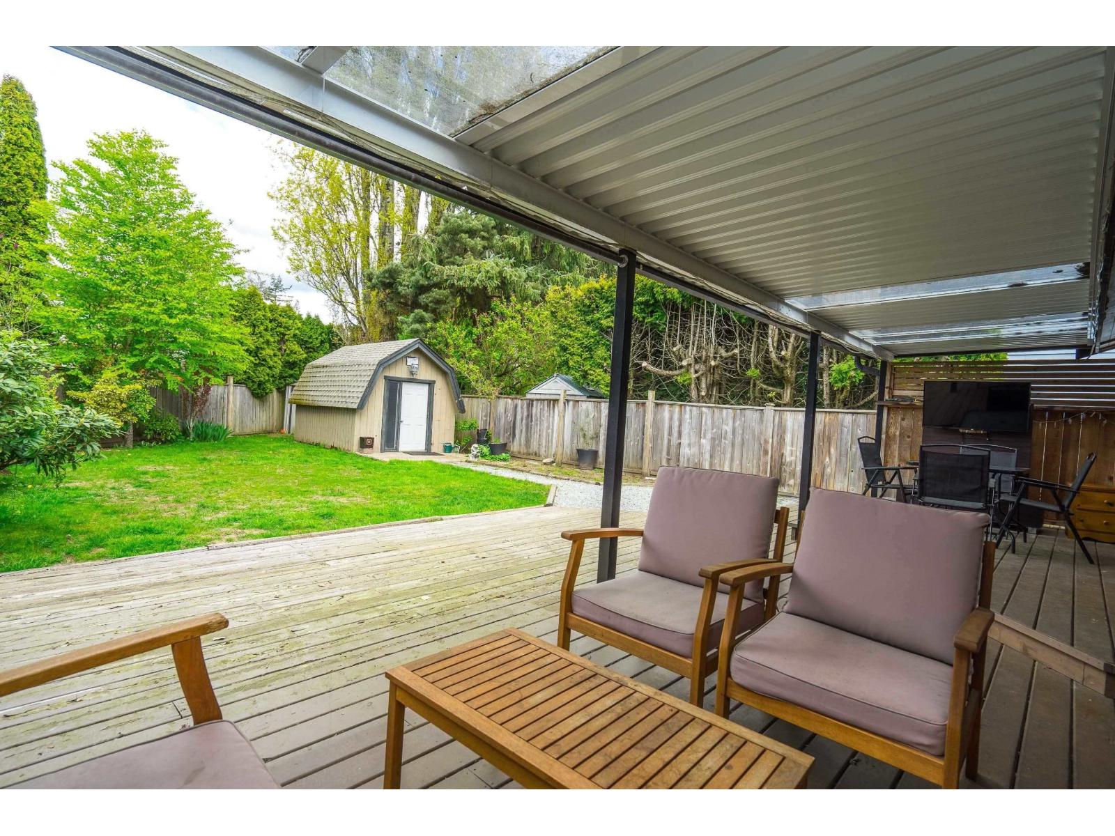 15669 20 Avenue Property Photo 23
