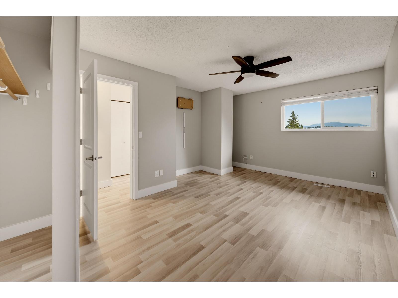 9 32705 Fraser Crescent Property Photo 4