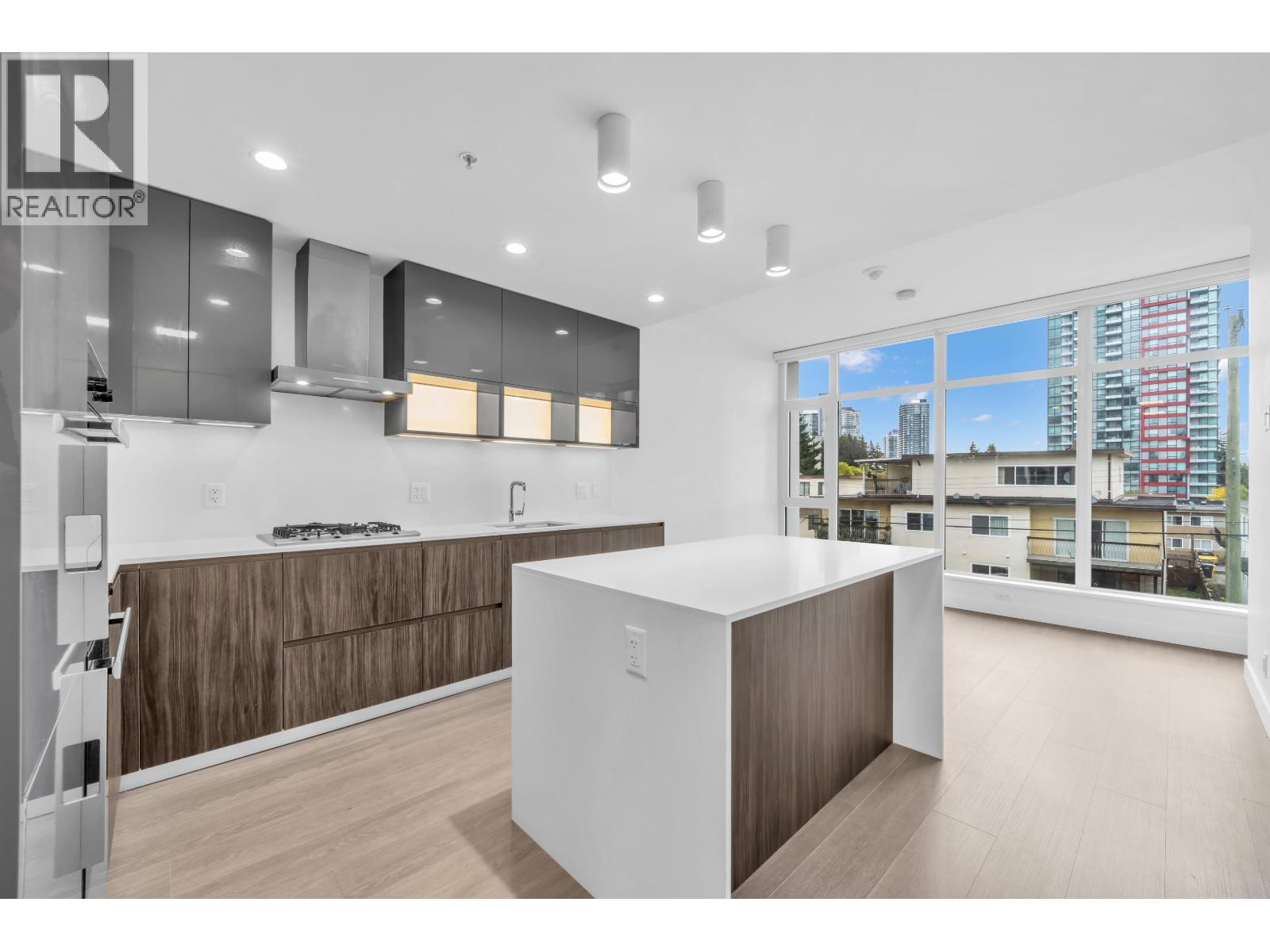 305 6511 Sussex Avenue Property Photo 3