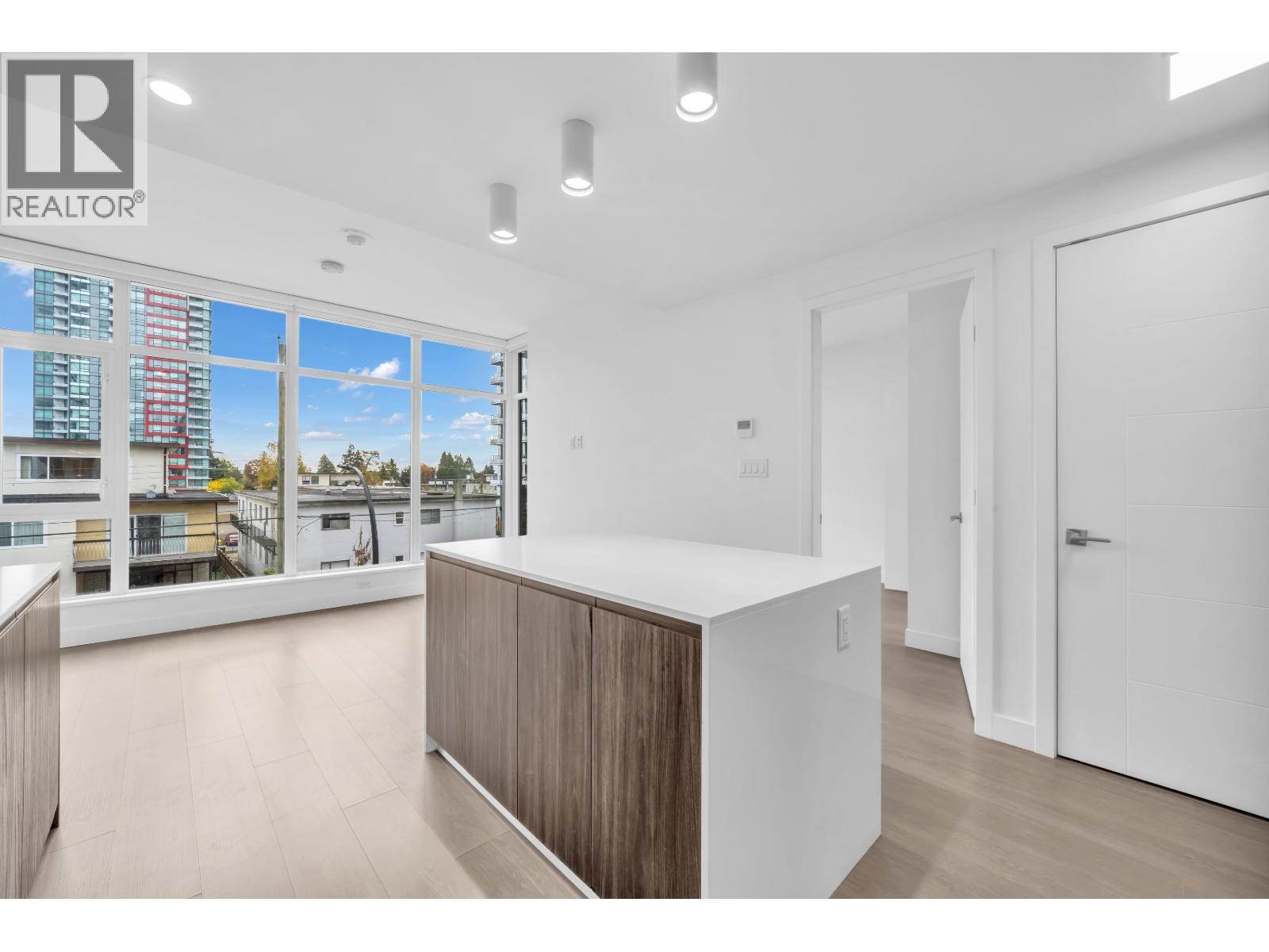 305 6511 Sussex Avenue Property Photo 4