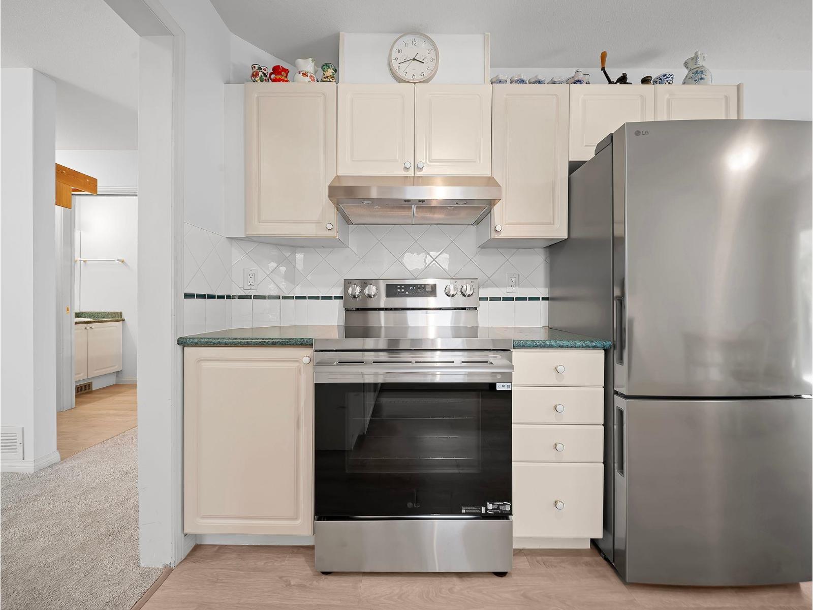27 7330 122 Street Property Photo 5