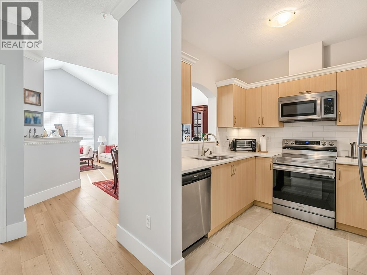 405 2985 Princess Crescent Property Photo 2
