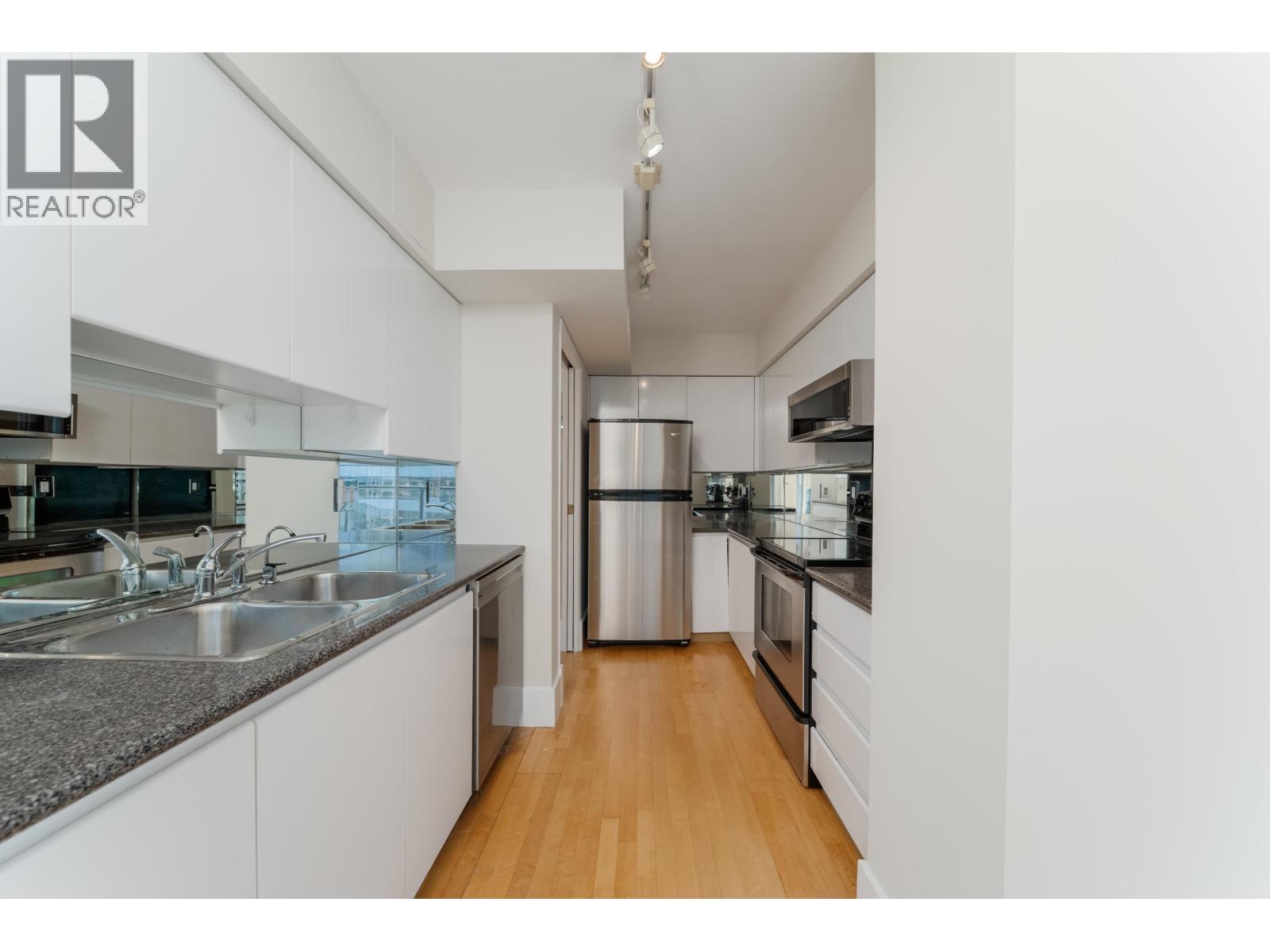 905 1010 Burnaby Street Property Photo 17