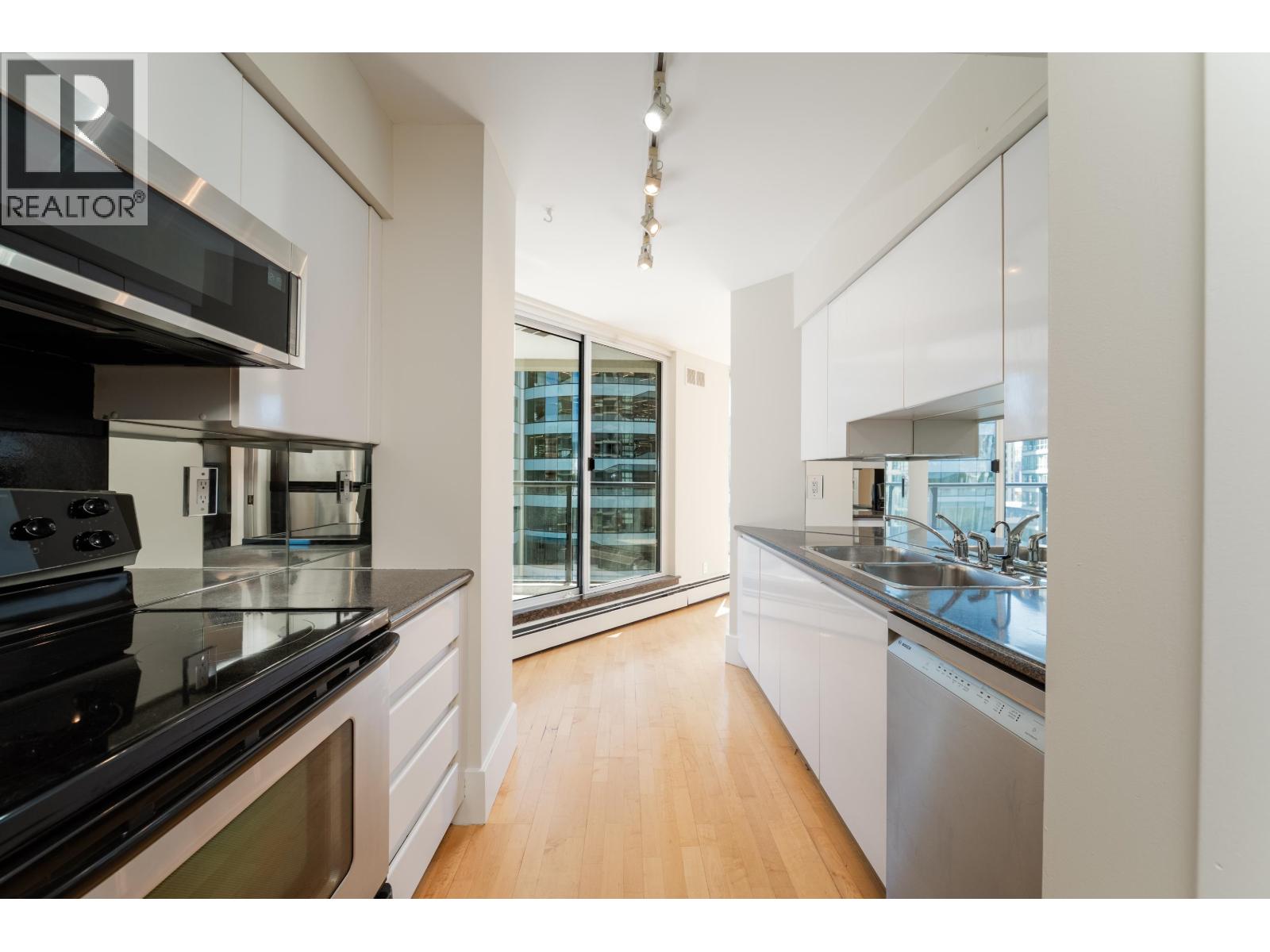905 1010 Burnaby Street Property Photo 18