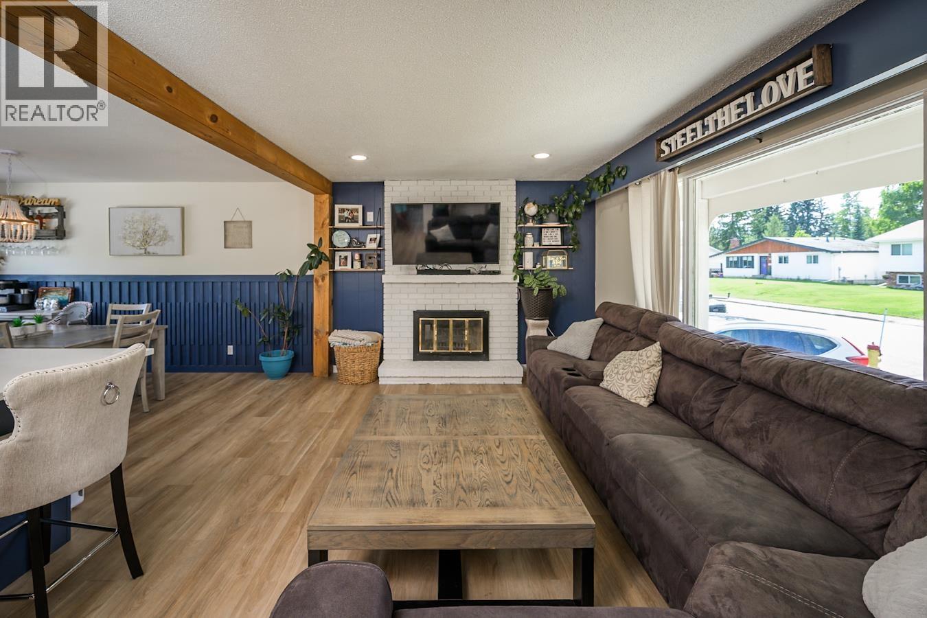 192 Mcdermid Drive Property Photo 3
