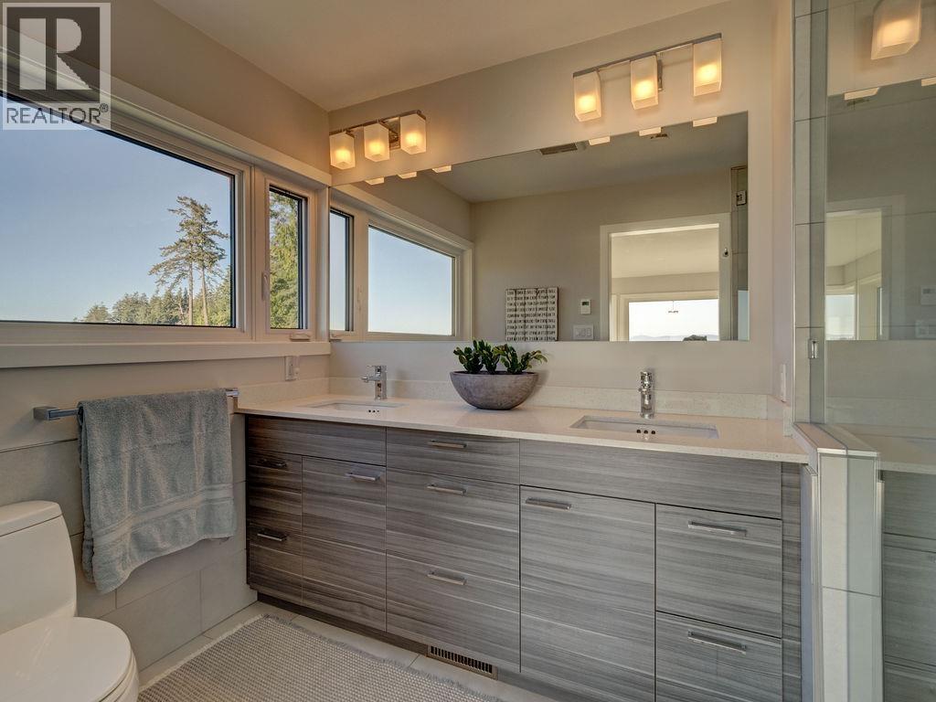 8327 Redrooffs Road Property Photo 13