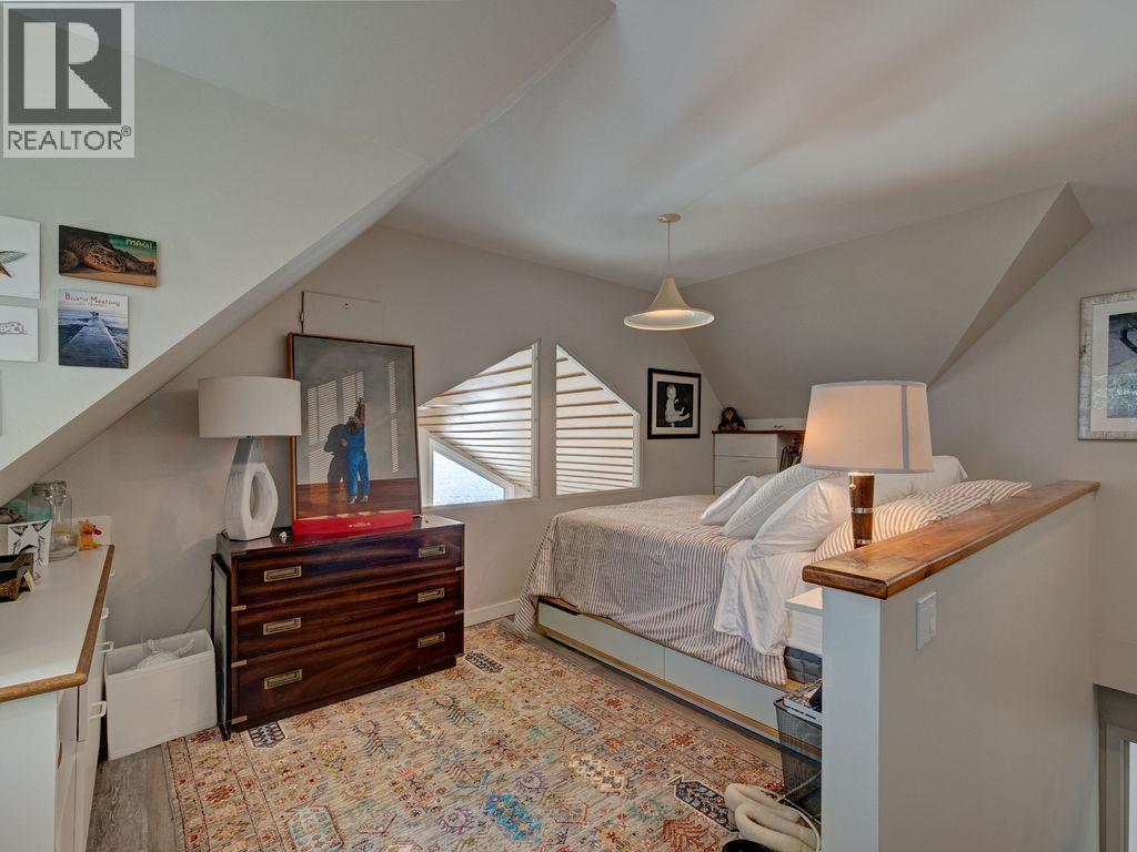 8327 Redrooffs Road Property Photo 17