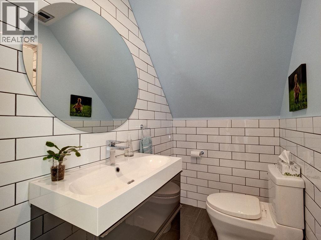 8327 Redrooffs Road Property Photo 22