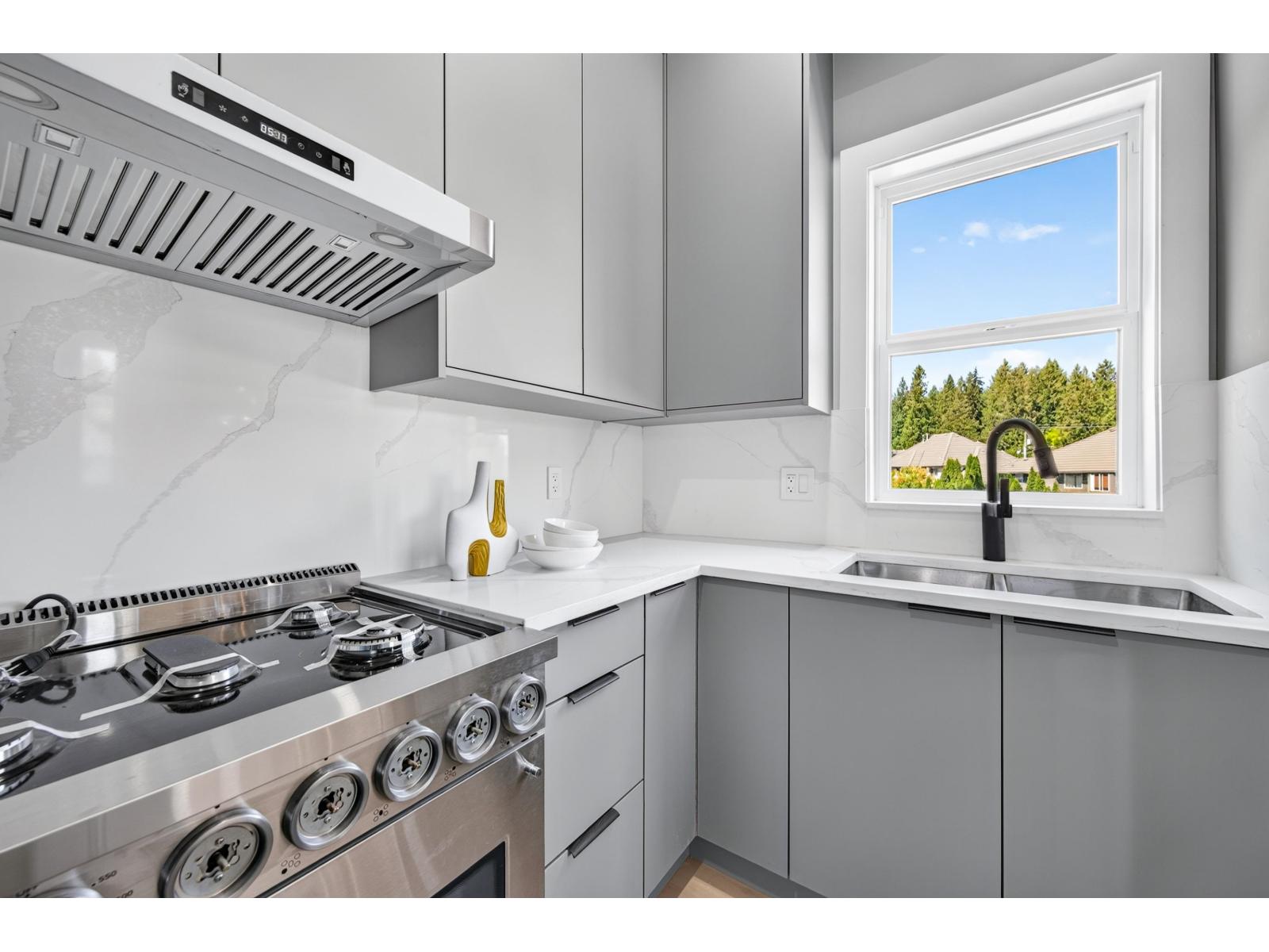 102 15871 111a Avenue Property Photo 16