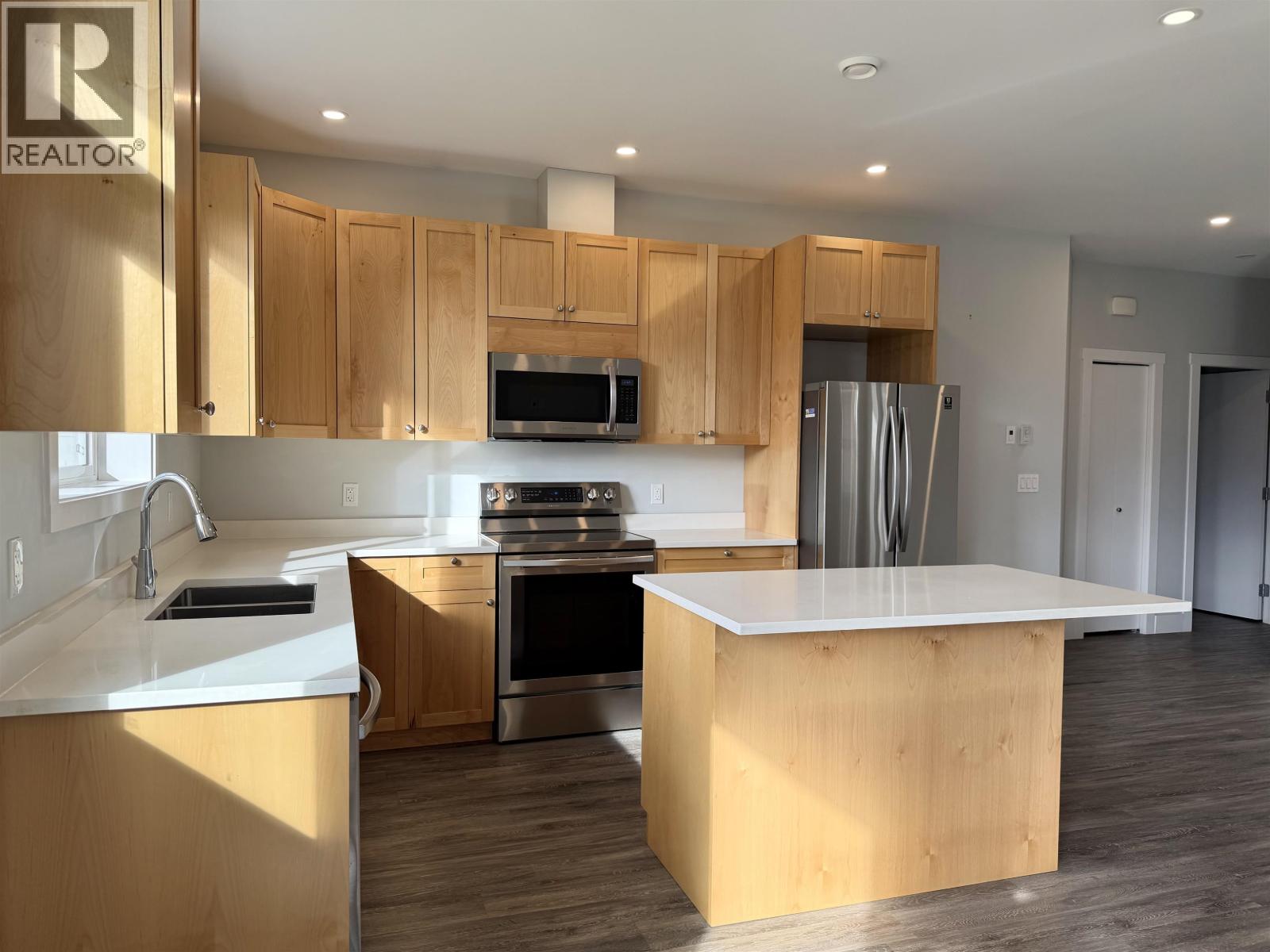 102 3390 First Avenue Property Photo 2
