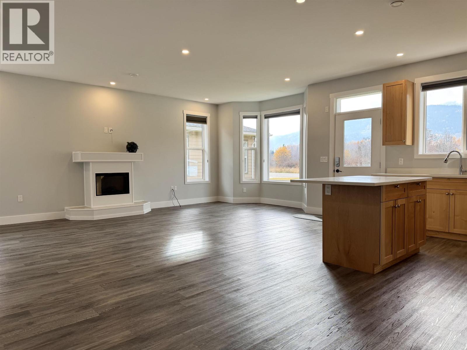 102 3390 First Avenue Property Photo 9