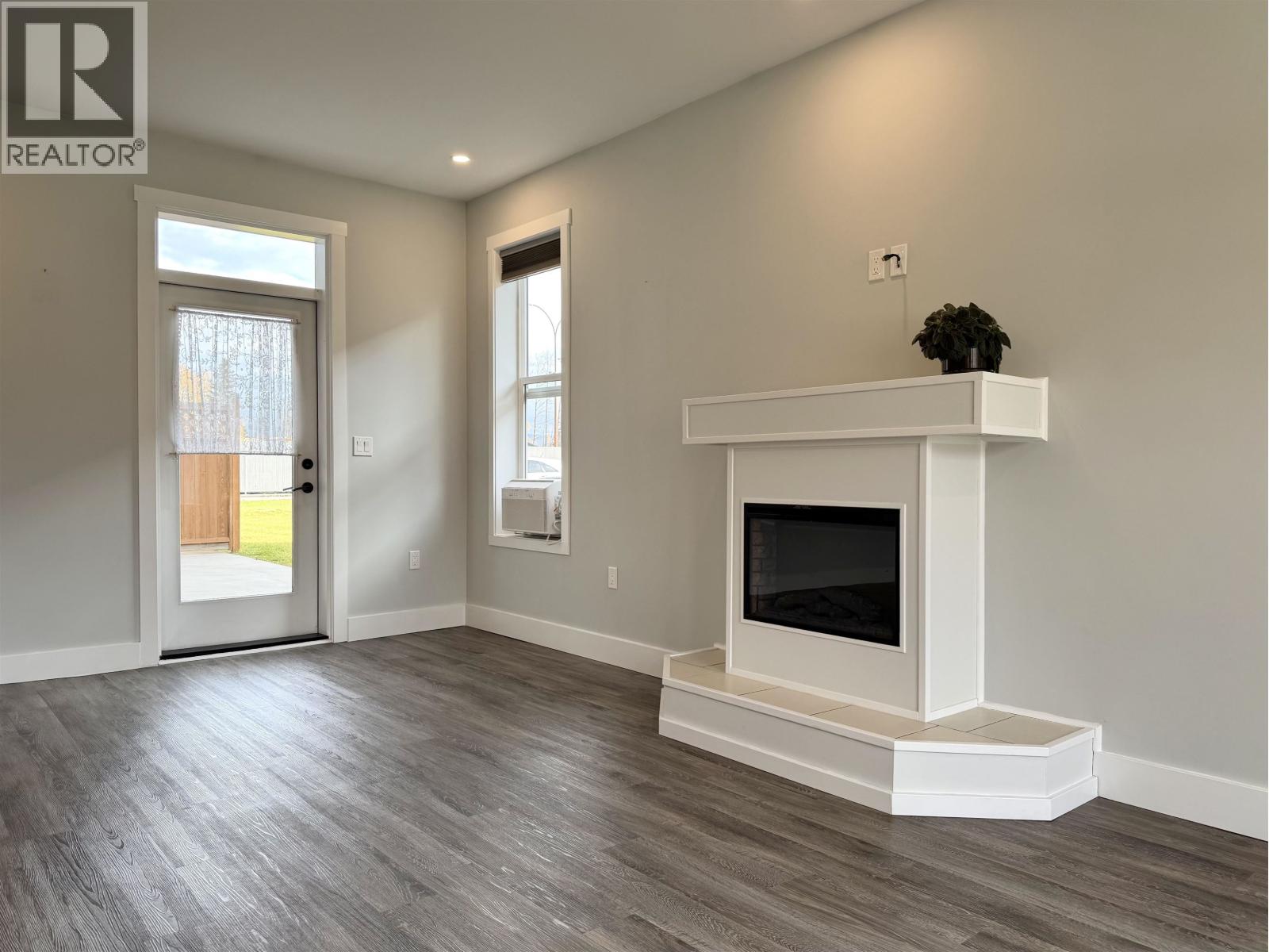102 3390 First Avenue Property Photo 10