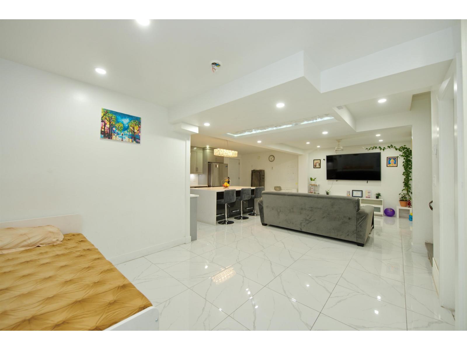 7681 125 Street Property Photo 4