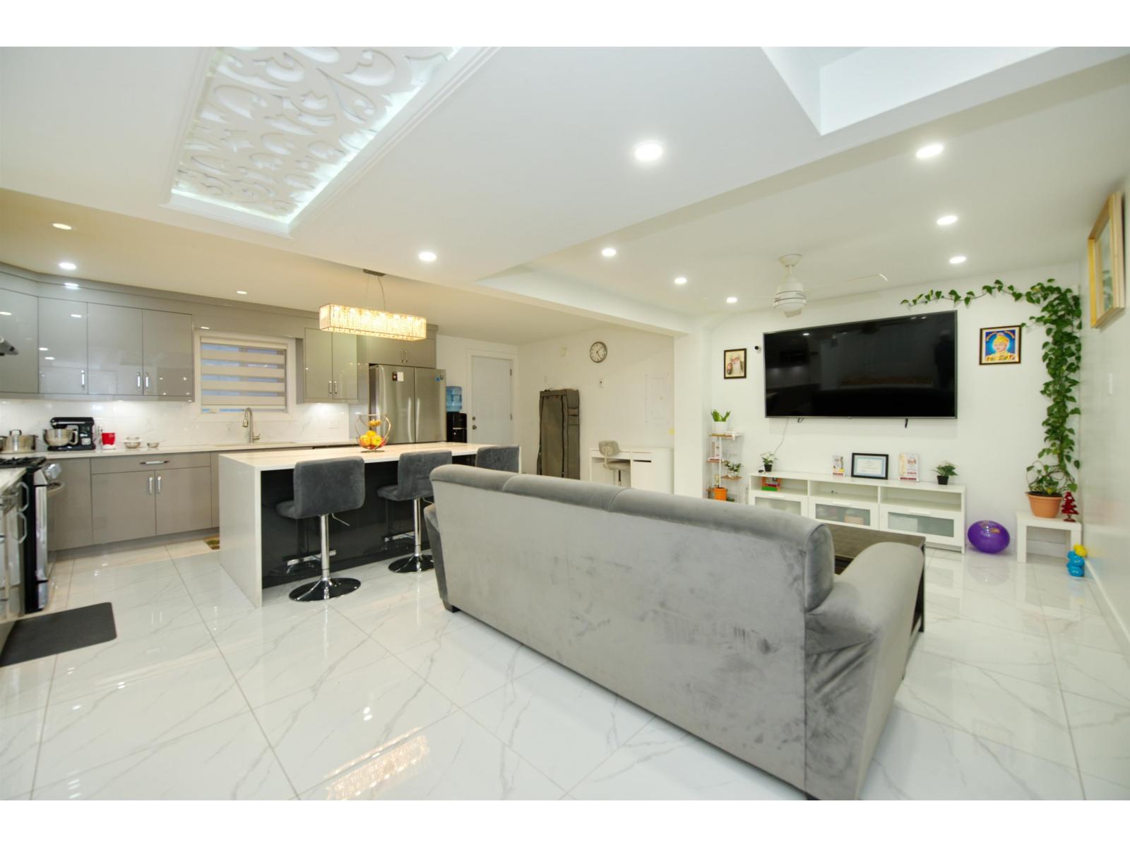 7681 125 Street Property Photo 6