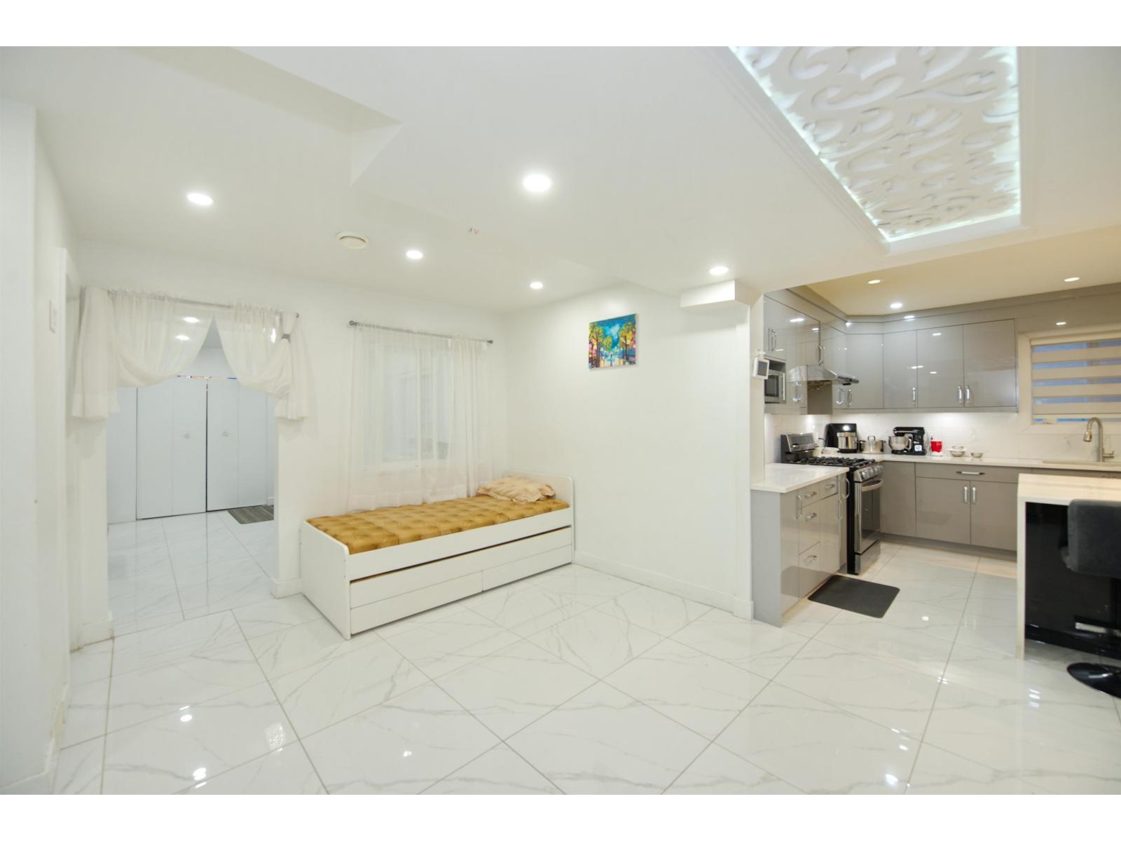 7681 125 Street Property Photo 24