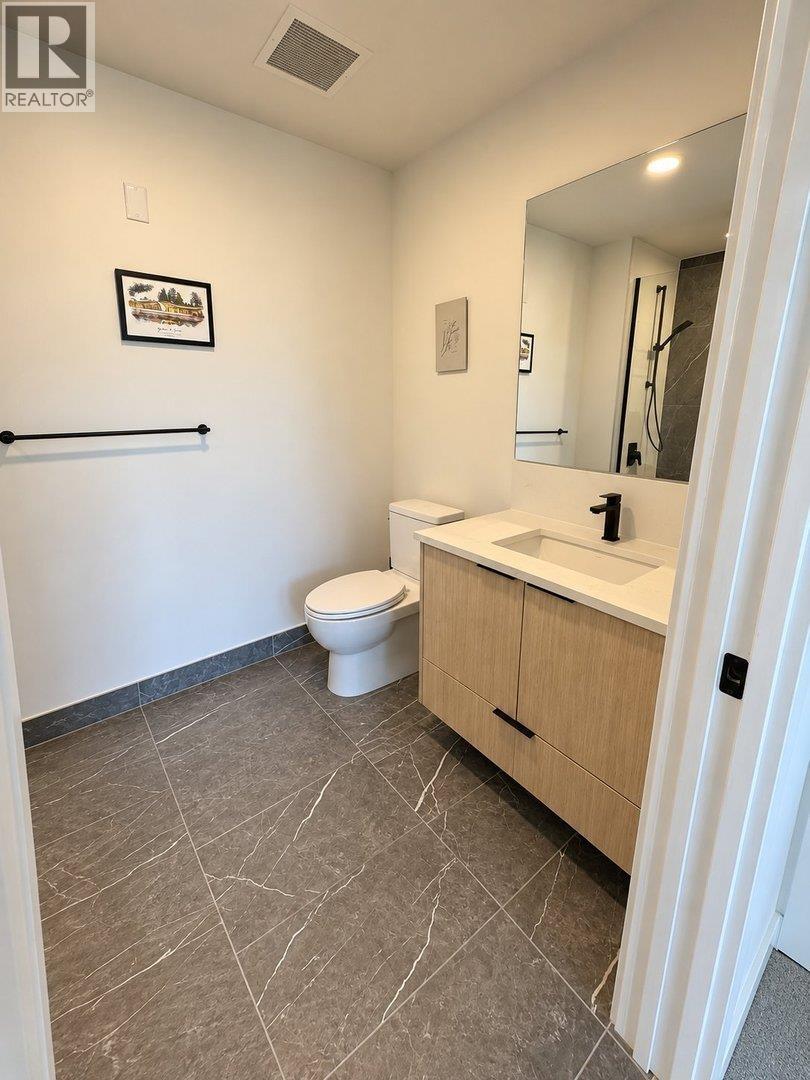 558 422 E 3rd Street Property Photo 6