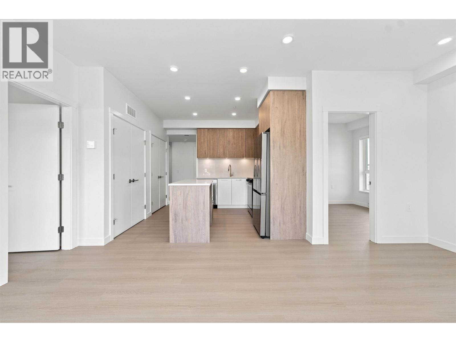 503 82 First Street Property Photo 3