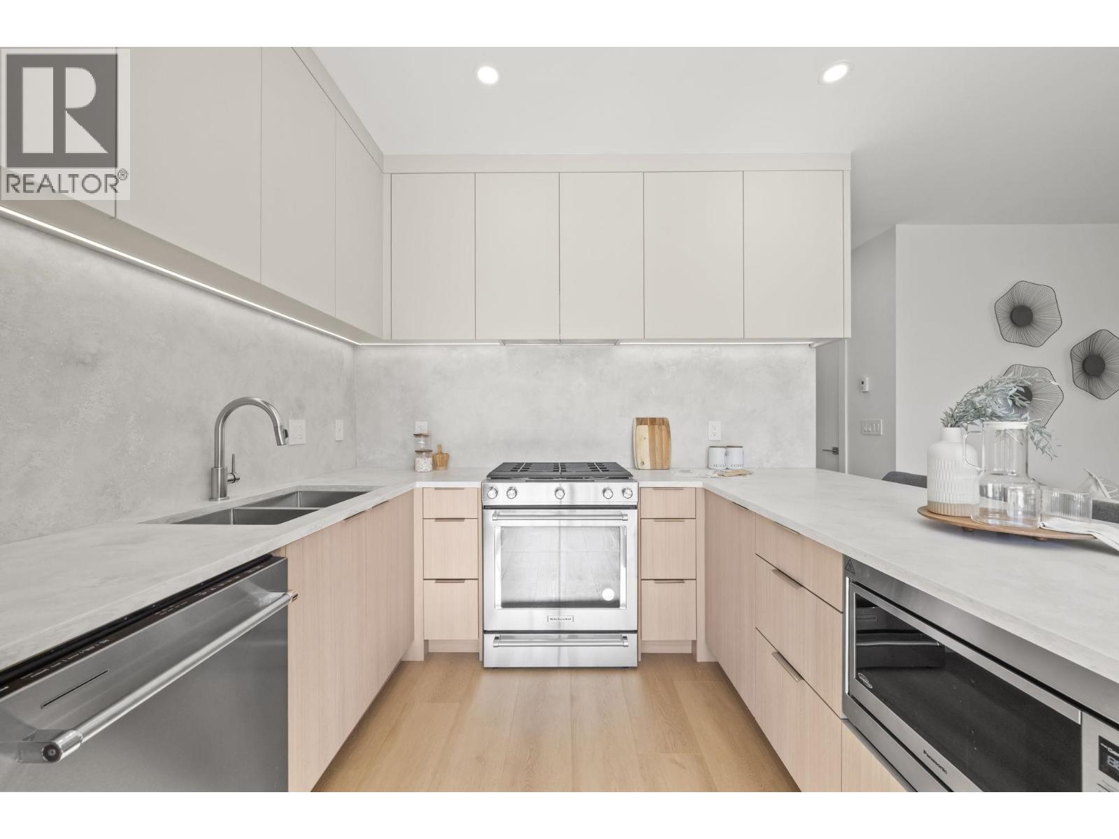 1 3623 Triumph Street Property Photo 4