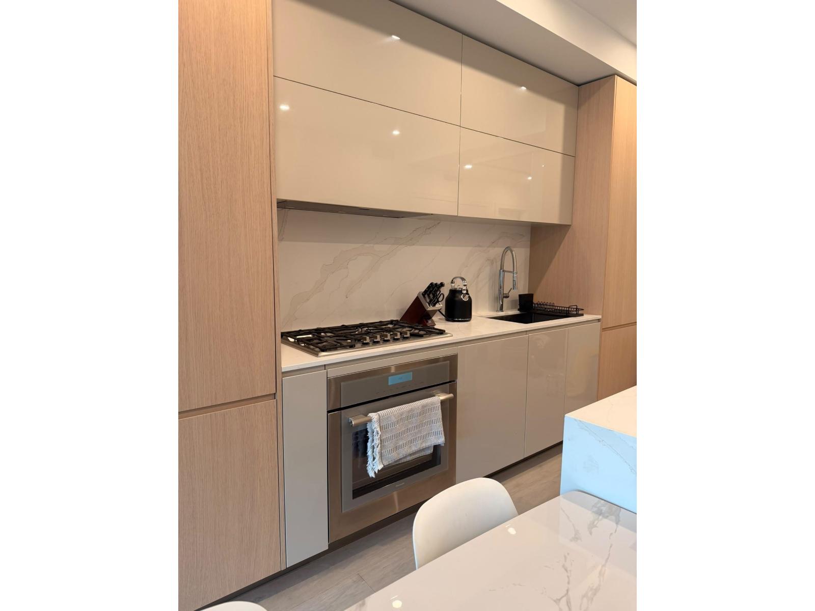 206 1342 JOHNSTON ROAD Property Photo 1