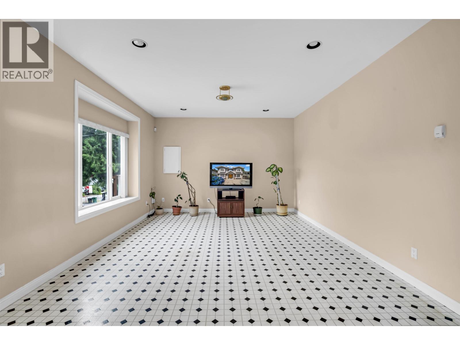 4049 Curle Avenue Property Photo 8