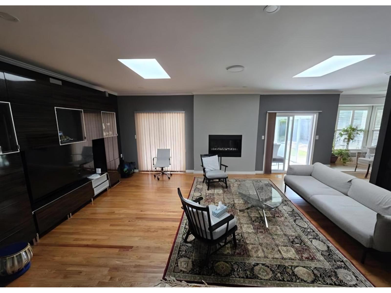 15580 20 Avenue Property Photo 2