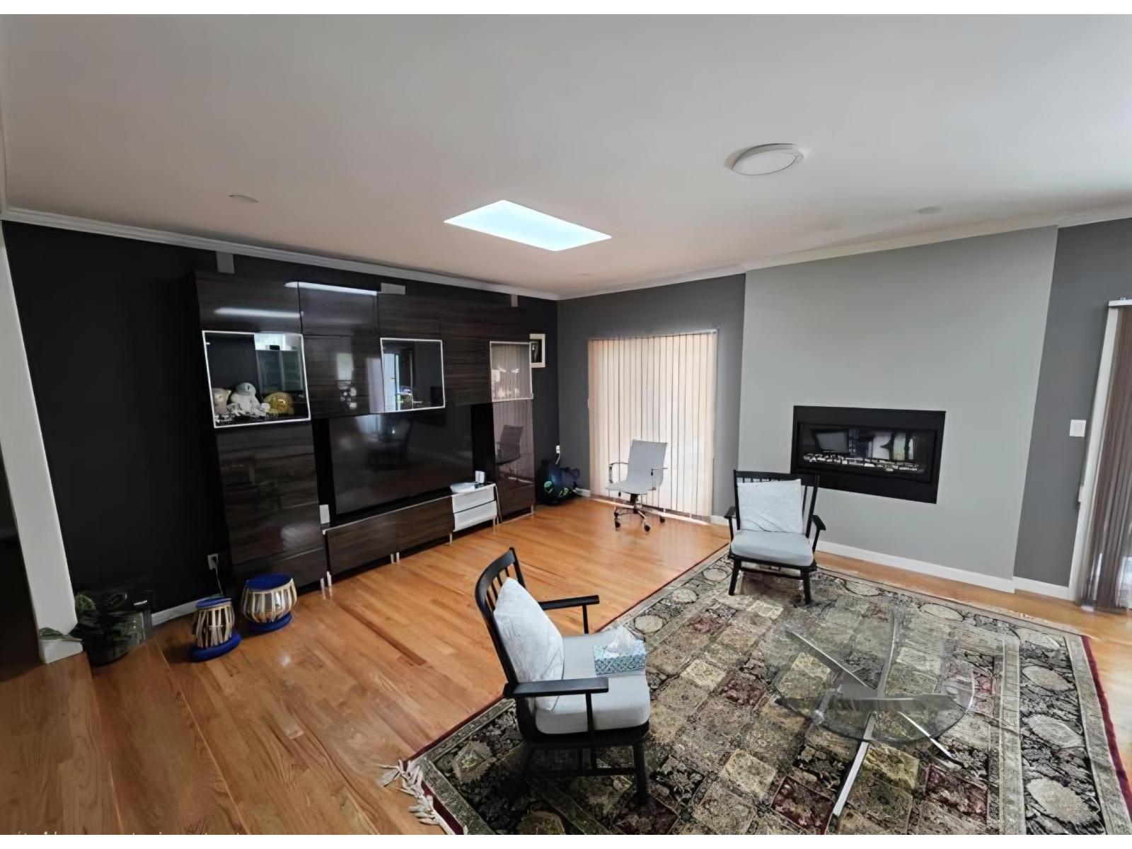 15580 20 Avenue Property Photo 3
