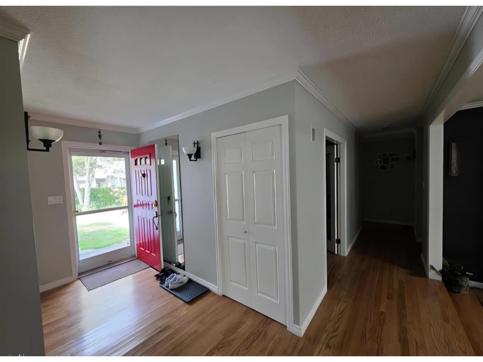 15580 20 Avenue Property Photo 4
