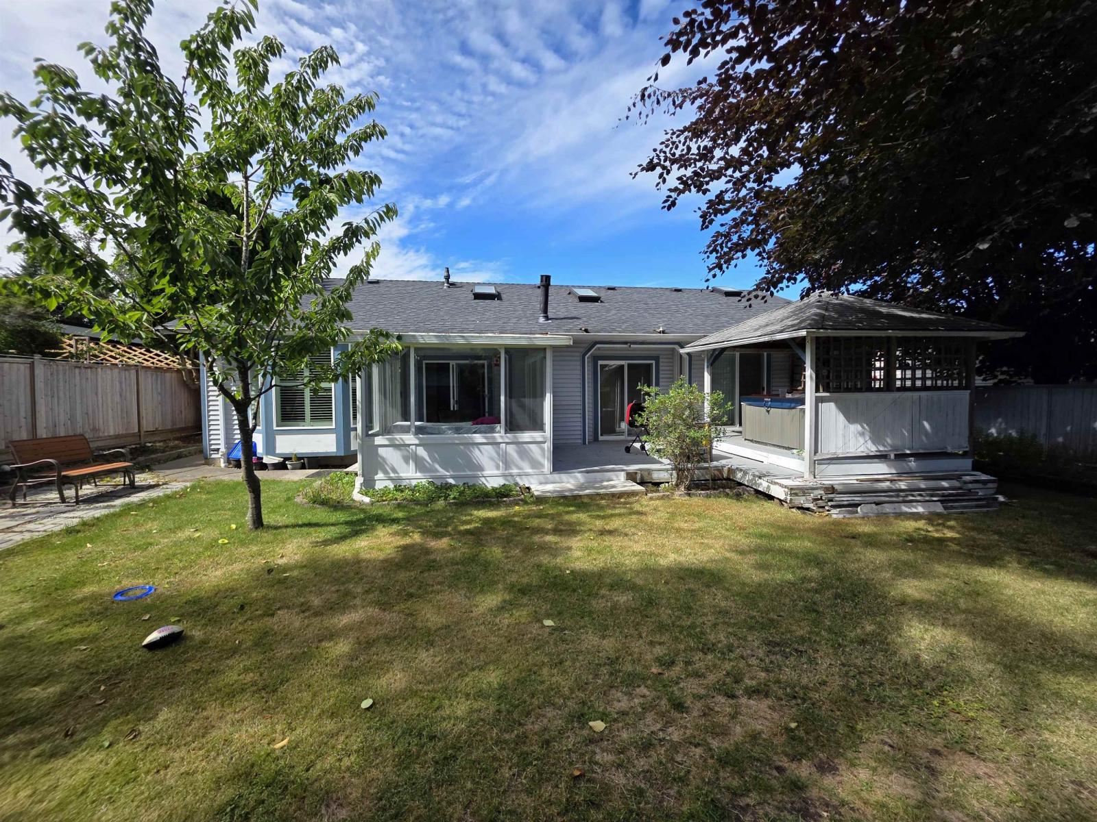 15580 20 Avenue Property Photo 16