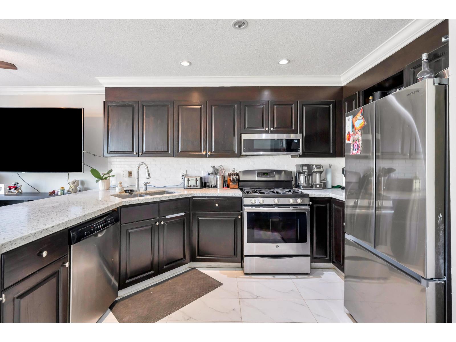 97 7955 122 Street Property Photo 6
