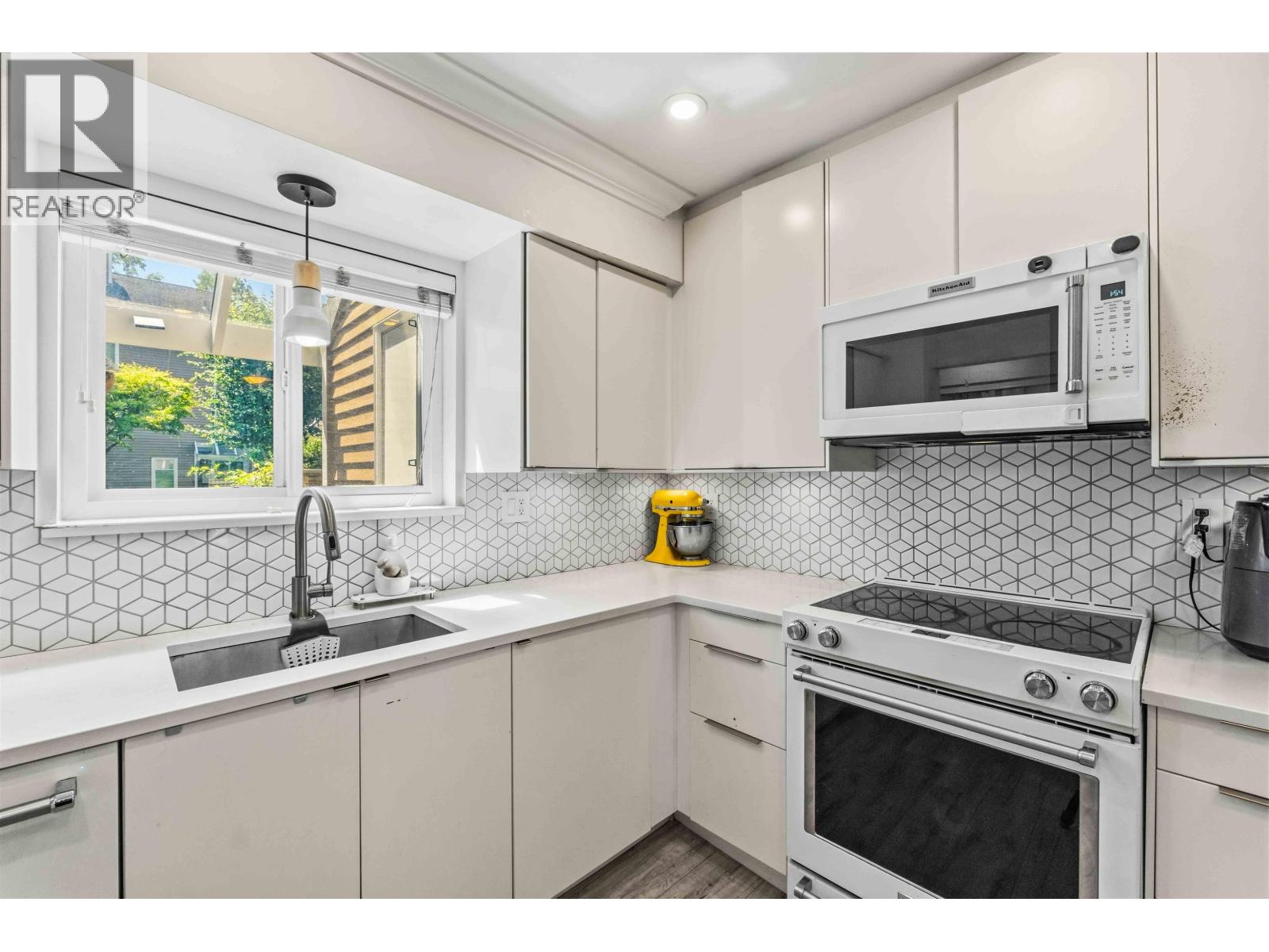 11 7400 Minoru Boulevard Property Photo 13