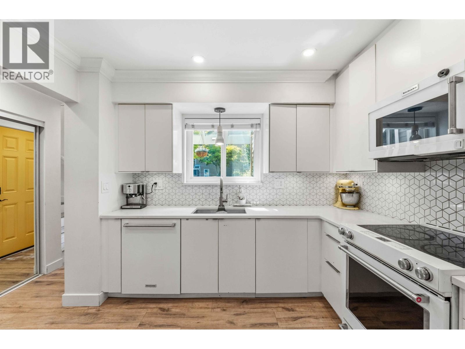 11 7400 Minoru Boulevard Property Photo 14