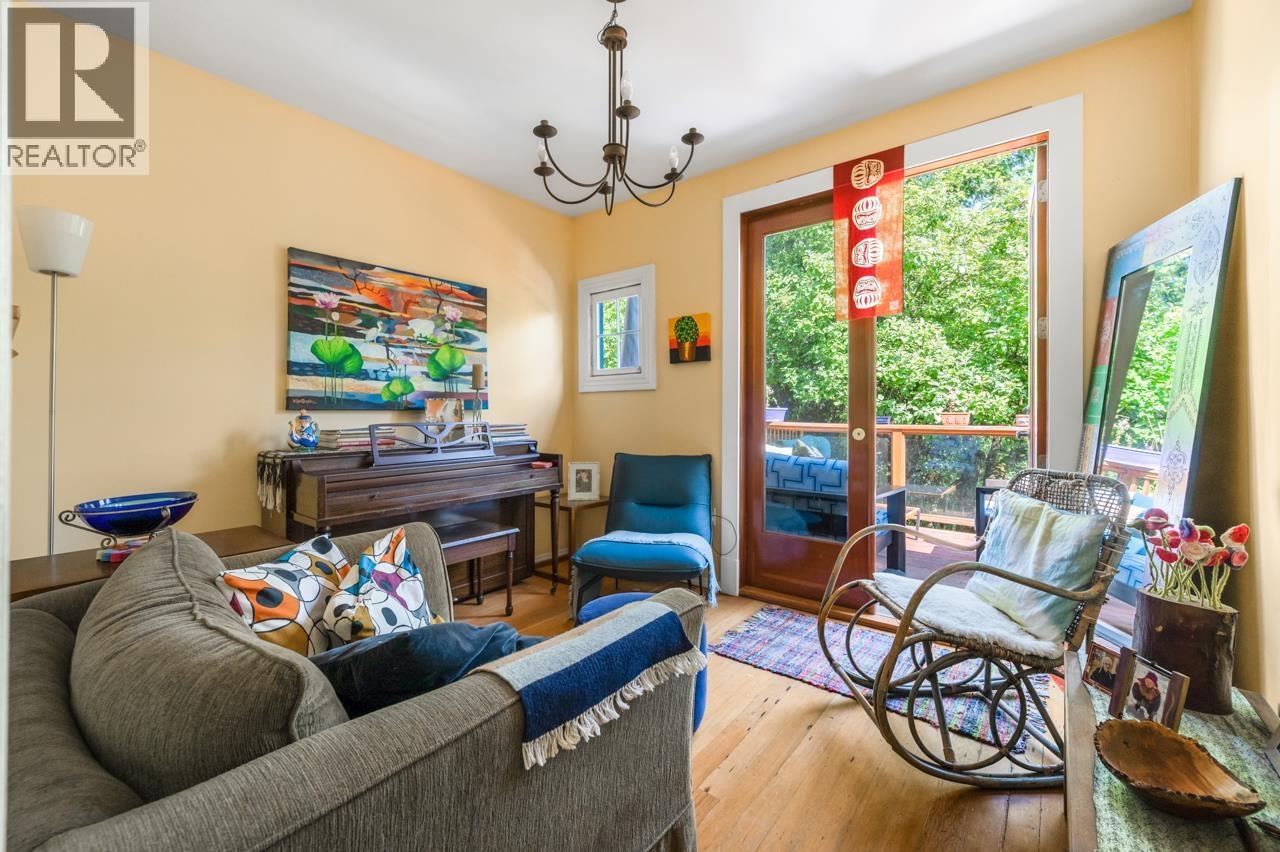 473 E 6th Avenue Property Photo 10