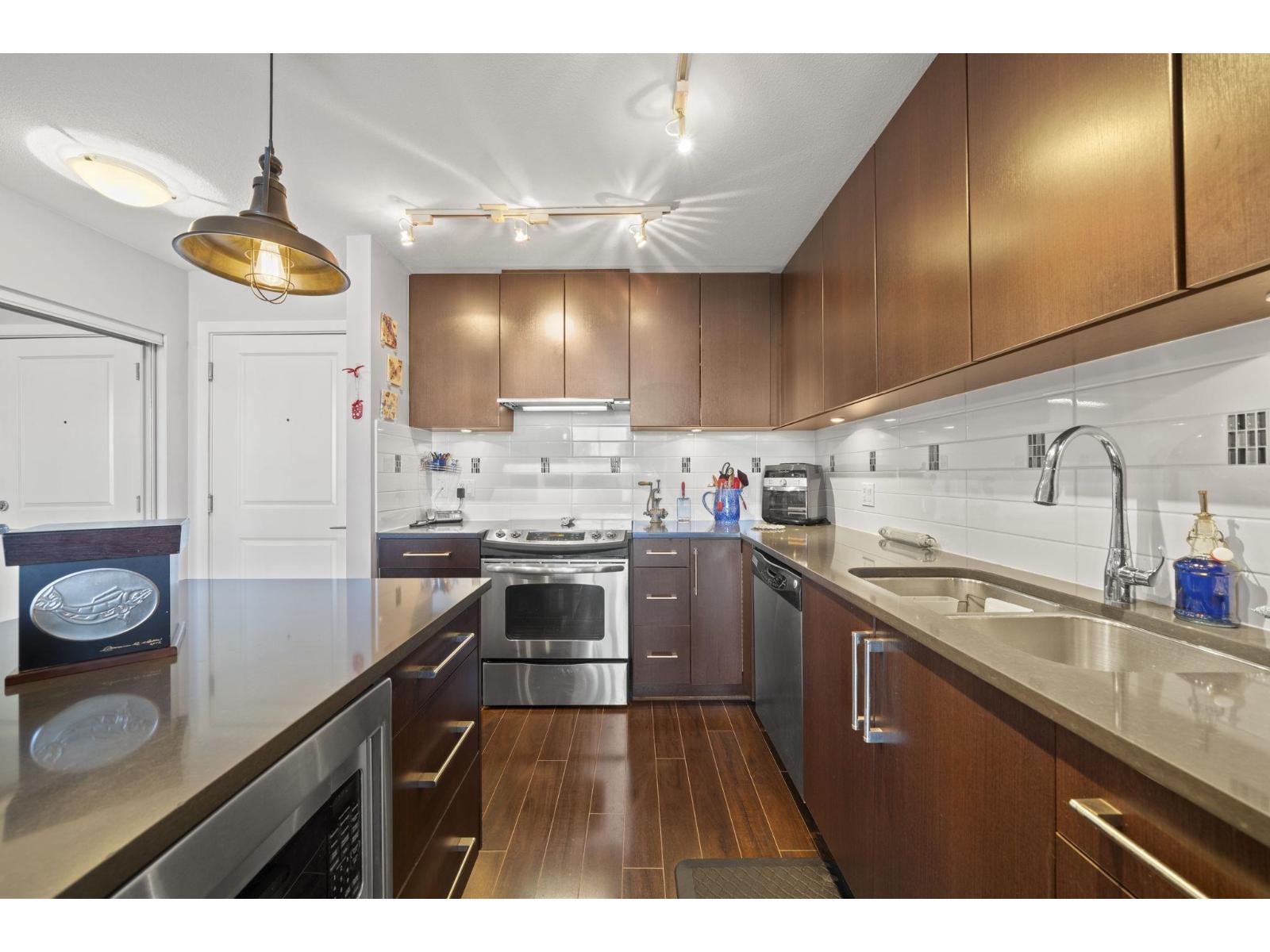439 15850 26 Avenue Property Photo 2