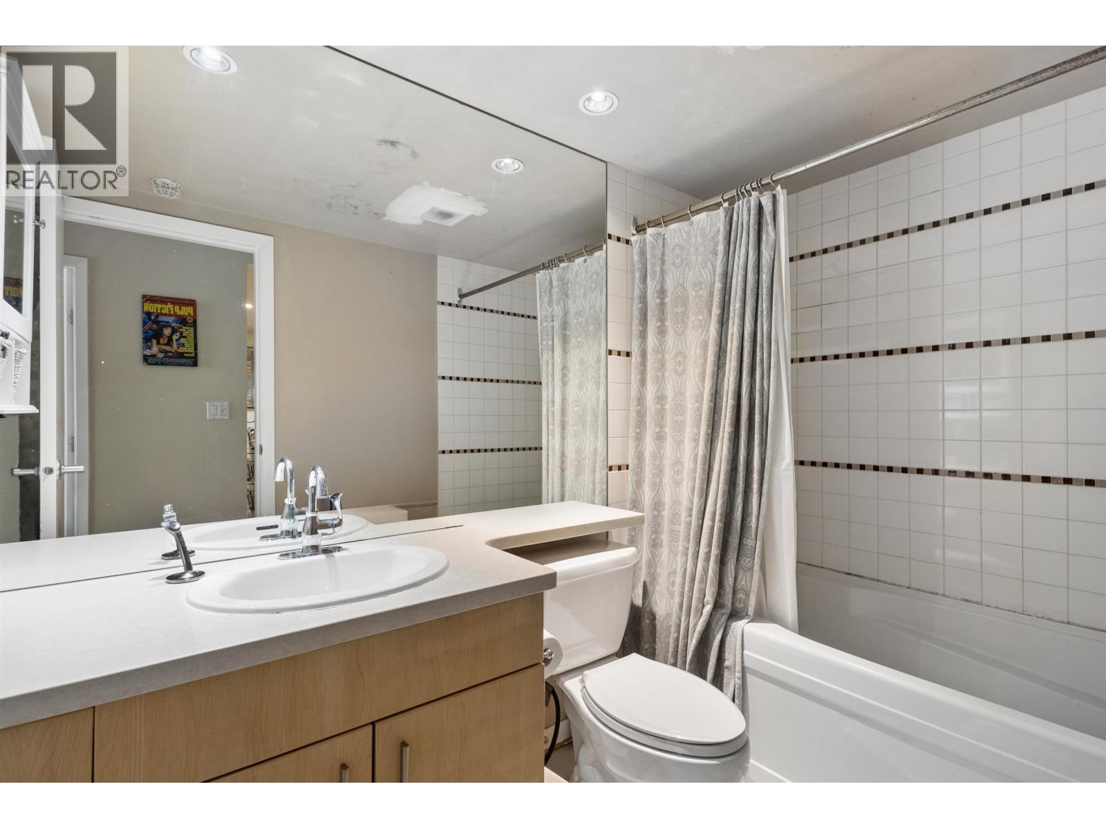 2p 1033 Marinaside Crescent Property Photo 11
