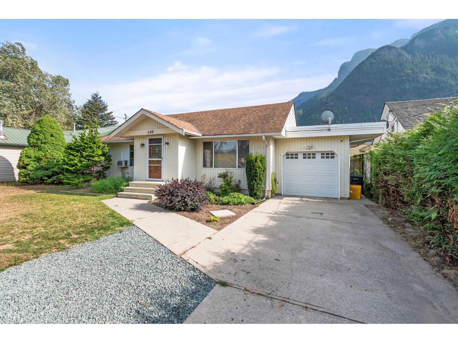 648 HUDSON BAY Street Property Photo 1