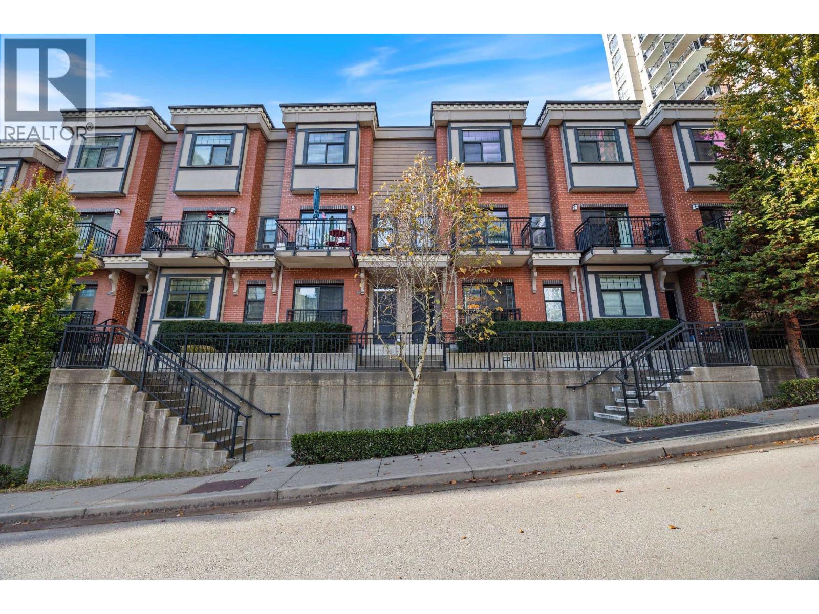 204 828 ROYAL AVENUE Property Photo 1