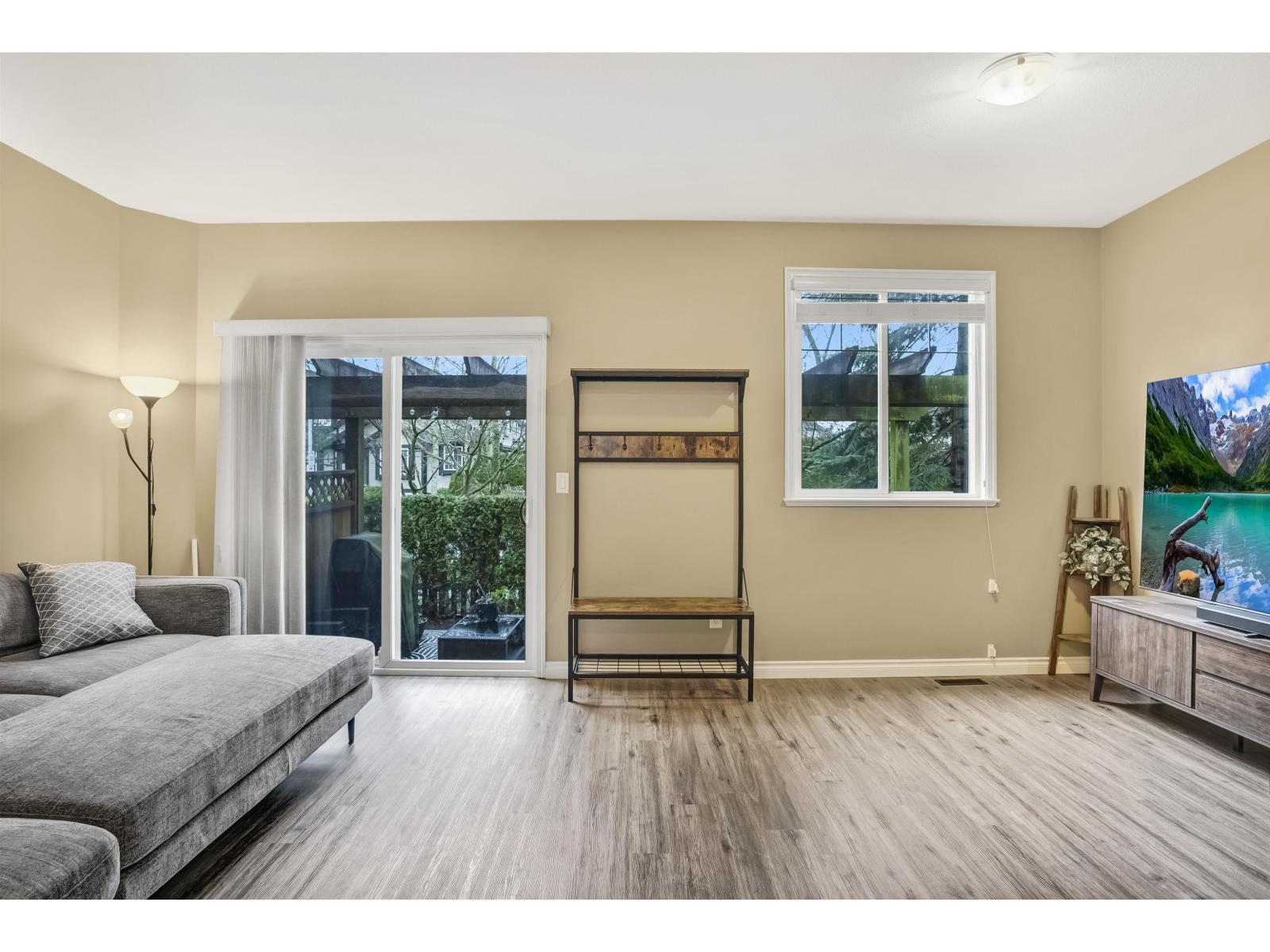 5 6588 188 Street Property Photo 3
