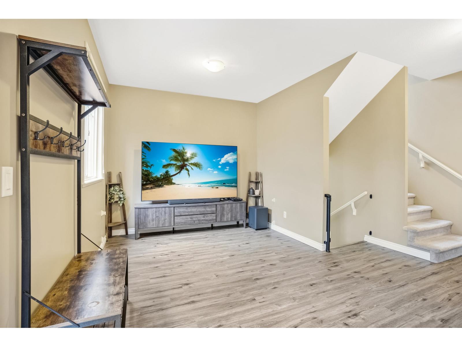 5 6588 188 Street Property Photo 4
