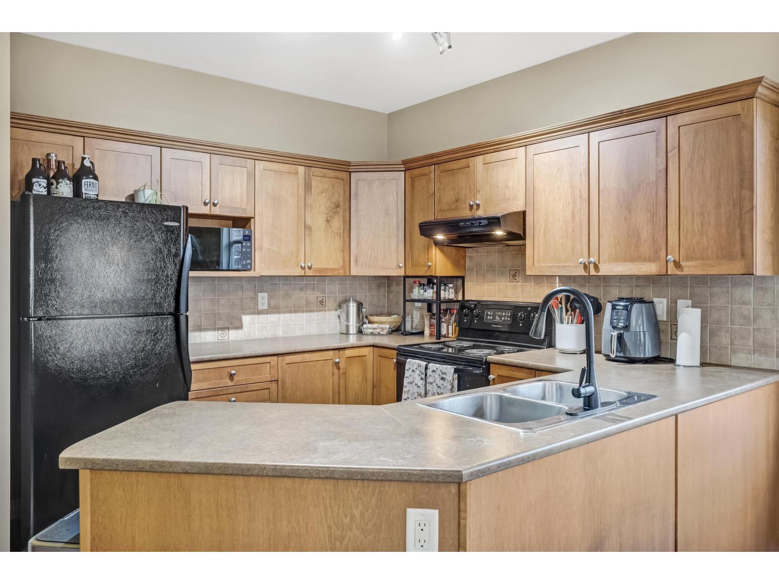 5 6588 188 Street Property Photo 7