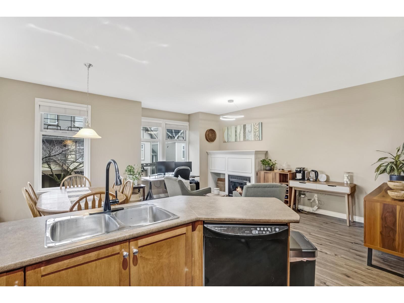 5 6588 188 Street Property Photo 9