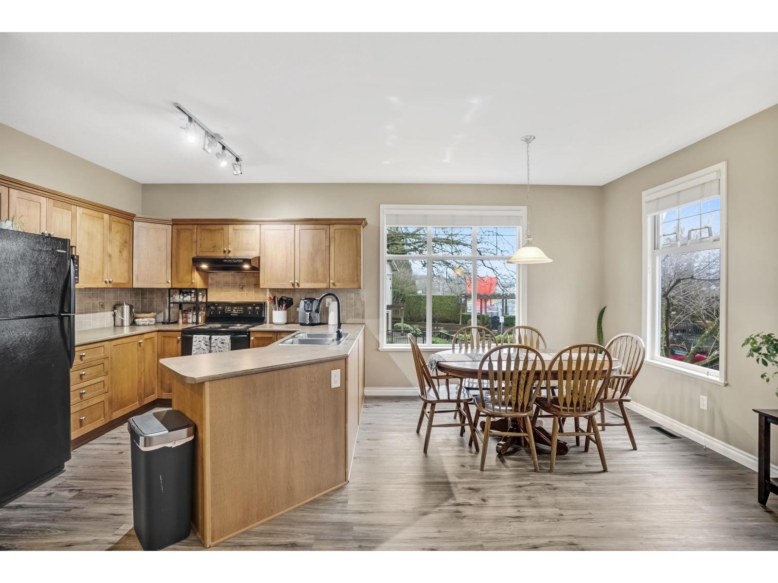 5 6588 188 Street Property Photo 11
