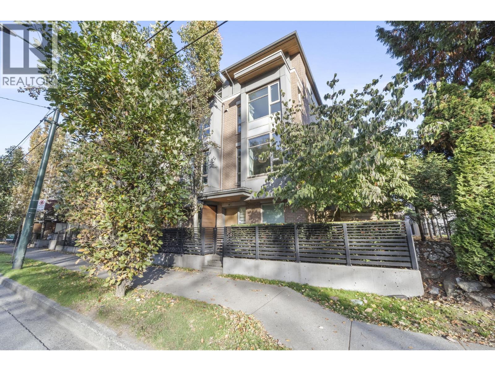 5552 OAK STREET Property Photo 1