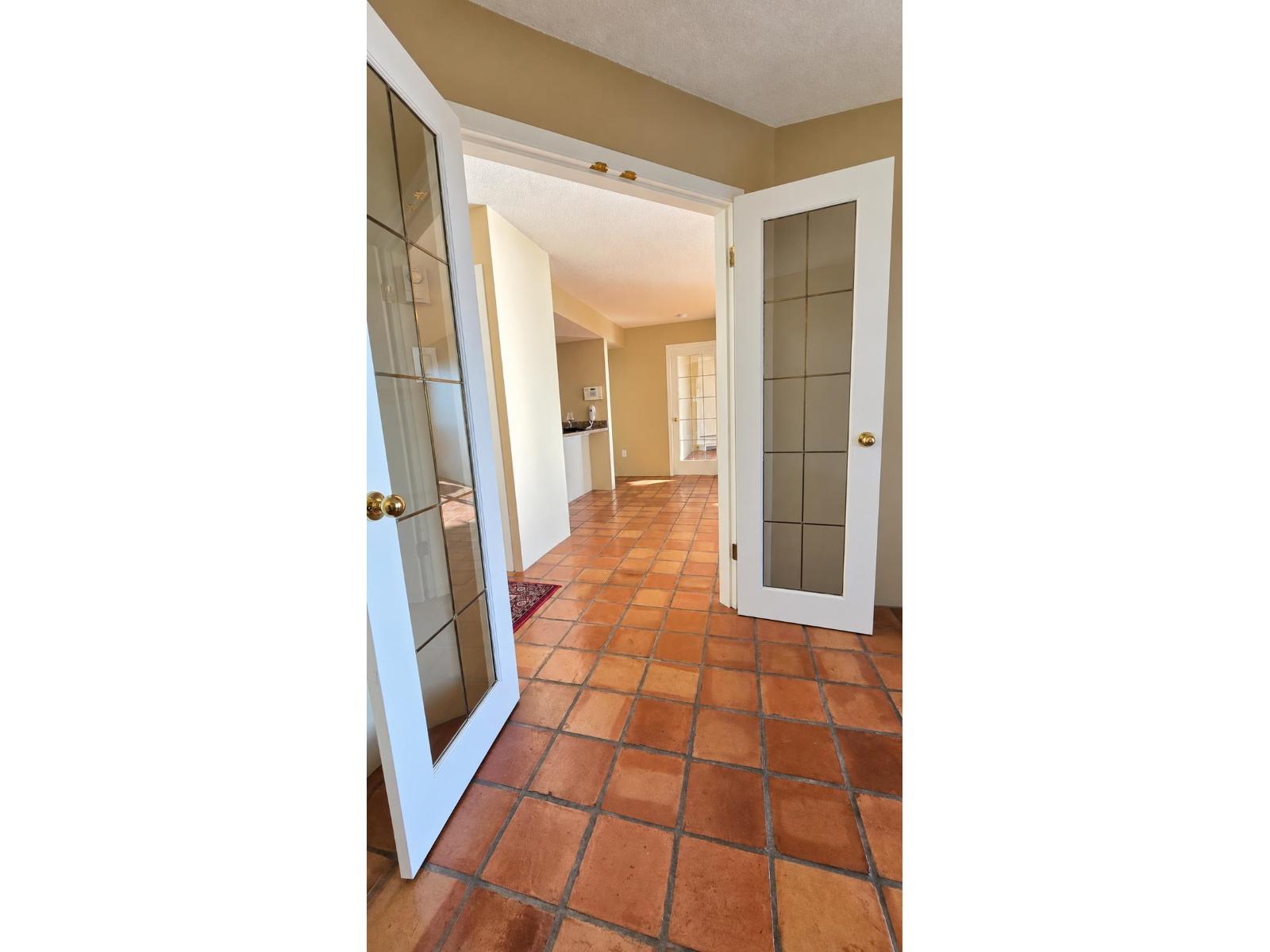 401 15025 Victoria Avenue Property Photo 5