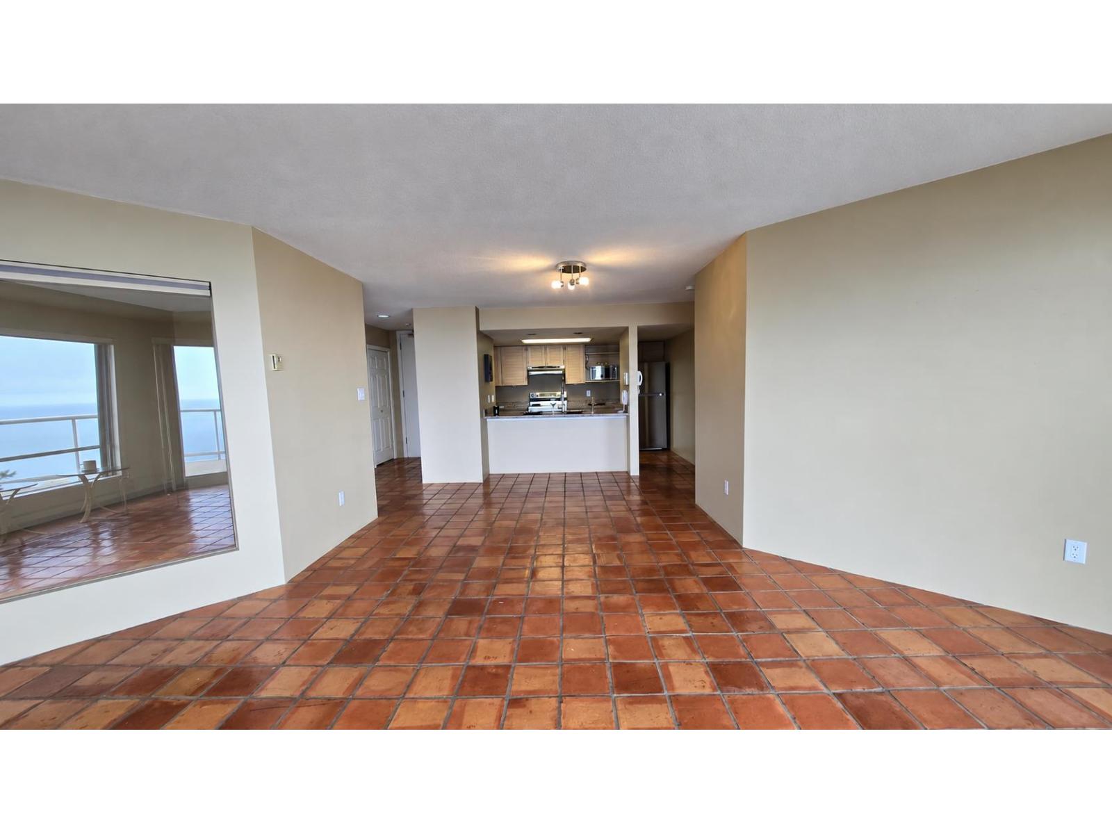 401 15025 Victoria Avenue Property Photo 6