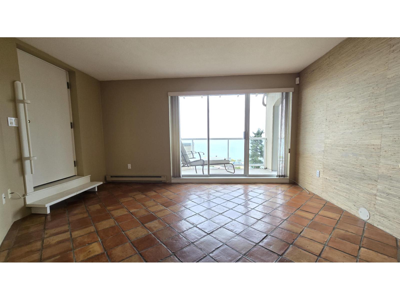 401 15025 Victoria Avenue Property Photo 8