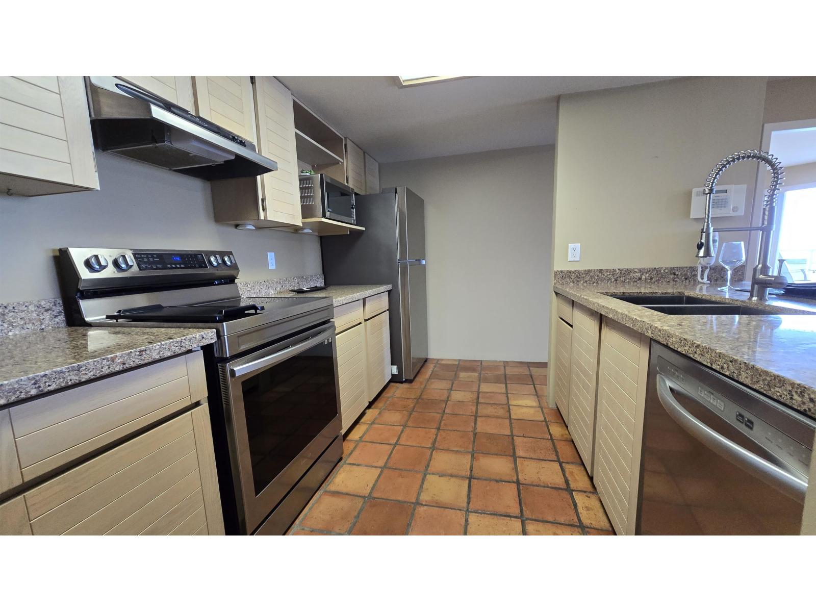 401 15025 Victoria Avenue Property Photo 11